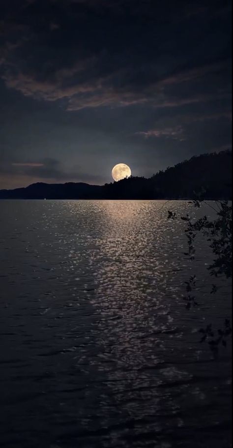 Real Moon Pictures Photography Night, Moon Hd Wallpapers, Pictures Of The Moon, Moon Scenery, Full Moon Photography, Moon Over Water, Beautiful Moon Pictures, Night Sky Moon, Moon Photo