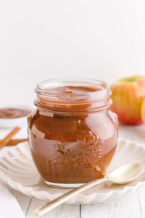 This slow cooker maple apple butter recipe is easy to make and DELICIOUS!!! Add everything to your slow cooker, turn it on and wait for the delicious smells!!! You're going to love this naturally sweetened, homemade apple butter. #applebutterrecipe #applebuttercrockpot @applebuttercrockpotrecipes Maple Apple Butter, Pear Butter Recipe, Jams Recipes, Apple Butter Muffins, Sweet Spreads, Pear Bread, Apple Butter Crock Pot, Slow Cooker Apple Butter, Fruit Butter