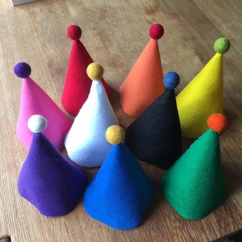 Simple DIY Felt Party Hat Tutorial and Template Diy Felt Party Hat, Felt Party Decorations, Reusable Birthday Decorations, Diy Party Hats For Kids, Birthday Party Ideas Simple, Birthday Hat Template, Felt Birthday Hat, Felt Party Hat, Party Hat Template