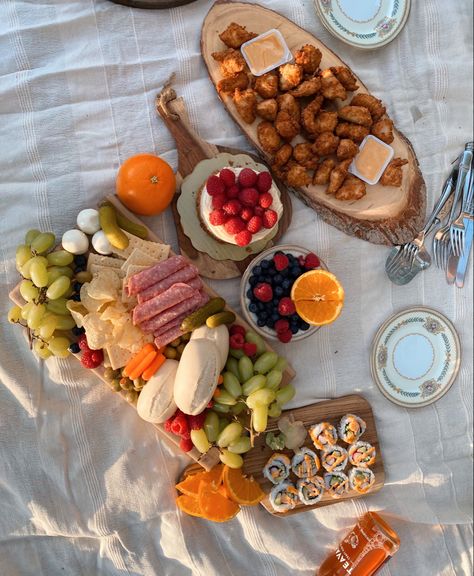 Food Board Picnic, Charcuterie Picnic Board, Charcuterie Board Beach Picnic, Fruit Charcuterie Board Aesthetic, Savoury Picnic Food, Charcuterie Board Picnic Ideas, Charquetery Board Aesthetic, Picnic Charcuterie Board To Go, Pinic Food Ideas