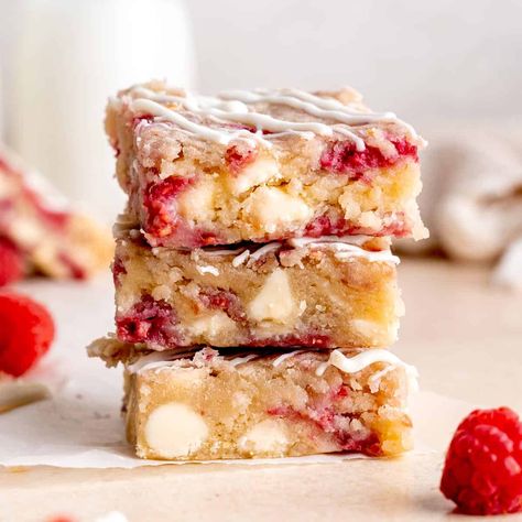 Raspberry and White Chocolate Blondies Raspberry White Chocolate Blondie Bars, Dessert Recipes Blondies, Gourmet Blondie Recipes, White Chocolate Squares, White Chocolate Blondie, Pink Blondies Recipe, White Chocolate Raspberry Brownies, Raspberry And White Chocolate Blondies, Strawberry White Chocolate Blondies