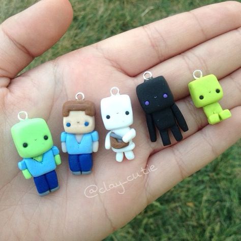 Minecraft fimo Minecraft Clay Charms, Polymer Clay Cake, Polymer Clay Kawaii, Polymer Clay Diy, Cute Polymer Clay, Polymer Clay Miniatures, Clay Ornaments, Clay Miniatures, Cute Clay