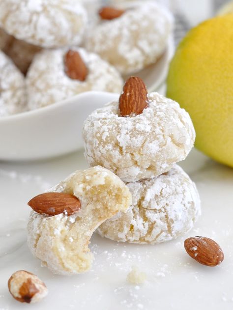 Cooking with Manuela: Italian Almond Cookies - Pasticcini alle Mandorle Italian Baking, Lemon Biscotti, Amaretti Biscuits, Italian Almond Cookies, Almond Pastry, حلويات عربية, Amaretti Cookies, Italian Christmas Cookies, Italian Cookie Recipes