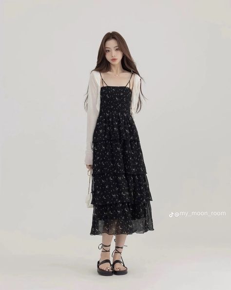 Red Velvet Casual Outfits, True Beauty Inspired Outfits, Oyanxi Outfits, Korean Dress Ideas, Korean Outfits Dresses, Korean Dress Outfit, Korean Black Dress, Simple Style Outfits, Downtown Outfits