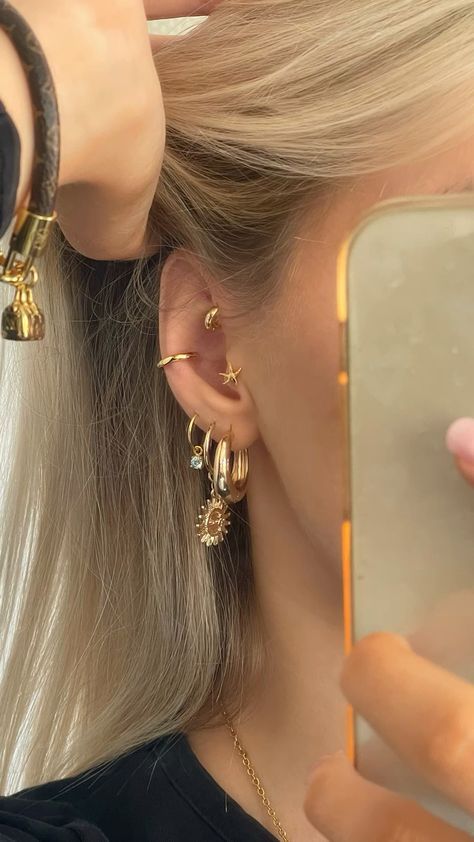 Ear Piercings Vision Board, Elegant Piercings Ears, Ušný Piercing, Xoxo Jewelry, Piercing Inspiration, Cool Ear Piercings, Pretty Ear Piercings, Cute Ear Piercings, Piercing Inspo