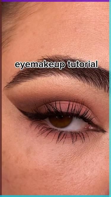 ¡Siente la magia de Barbie en tu mirada! 💗✨ Nuestro tutorial de EyeMakeup inspirado en Barbie te llevará a un mundo de elegancia y glamour. ¡Dale vida a tu look con un toque de fantasía! 👁️👑 Haz click en el link del post para más tutoriales de makeup😊 #Maquillaje#Ojos#Tutorial#Belleza#Makeup#barbie #barbiemakeup #BarbieEyeMakeup