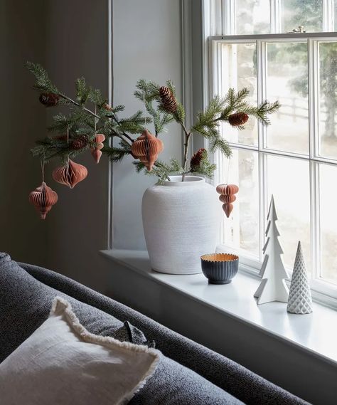 Christmas window decor – 20 festive ideas to enjoy indoors and out Minimalistic Outdoor Christmas Decor, Pine Decorations Christmas, Modern Spanish Christmas Decor, Scandinavian Christmas Interior, Christmas Home Styling, Hanging Xmas Decorations, Flat Christmas Decorations, Minimalist Christmas Centerpiece, Simple Xmas Decor