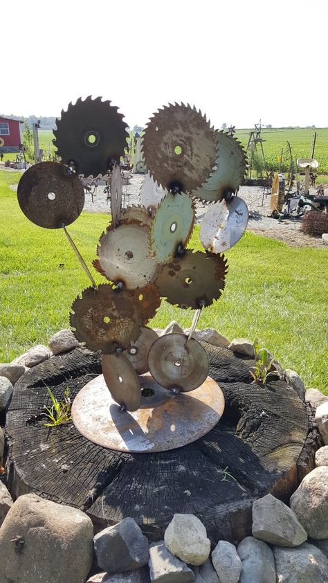 Metal Yard Art, Saw Blade Art, Rusty Garden, Welding Process, Welding Art Projects, Garden Junk, Arc Welding, Metal Tree Wall Art, Metal Garden Art