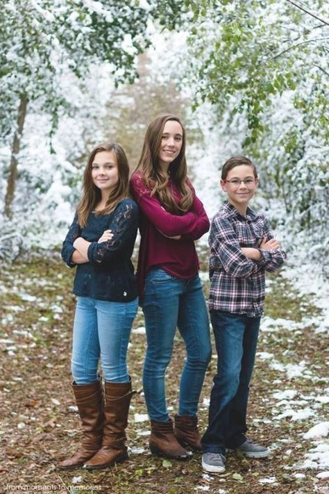 3 Siblings Photography Poses, Fall Pictures Kids, Siblings Shoot, Creek Pics, Child Photography Poses, Adult Sibling Photography, Sibling Portraits, Sibling Photography Newborn, Cousin Pictures