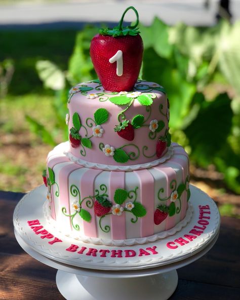 Strawberry Shortcake Birthday Cake, Strawberry Birthday Cake, Savory Cakes, Shortcake Cake, Strawberry Shortcake Birthday, Strawberry Shortcake Cake, Strawberry Shortcake Party, Shortcake Recipe, Strawberry Party