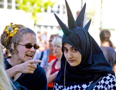 Portrait Practice, Alternative Subcultures, School Dress Code, Random Photography, Punk Rock Outfits, Trad Goth, 70s Outfits, Muslim Girl, Rock Outfit