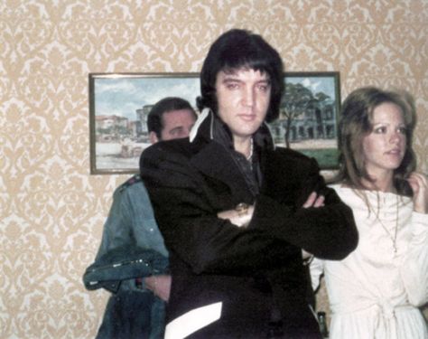 I think Sheila Ryan is the woman in the photo with him....So sad that she died fairly young. Sheila Ryan, Las Vegas Hilton, Elvis And Priscilla, Elvis Presley Photos, Chuck Berry, After Life, Graceland, Elvis Presley, Rock N Roll