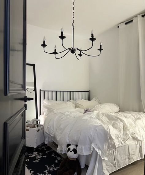 room deco inspiration Goth Room Minimalist, Black Coquette Room, White Goth Room, Minimalist Goth Bedroom, Black White And Grey Bedroom Ideas, White And Black Room, Black And White Room Aesthetic, Black And White Bedroom Aesthetic, Gothic Apartment Decor