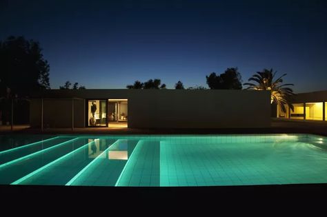 10 Money-Saving Pool Maintenance Tips & Tricks Inside Swimming Pool, Modern House Lighting, Underground Pool, Kidney Shaped Pool, Moderne Pools, Swimming Pool Lights, Pool Umbrellas, Pool Water Features, Round Pool