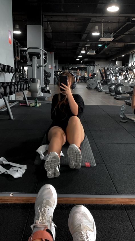 Gym Mirror Selfie, Gym Mirror, Gym Photoshoot, Workout Pics, Selfie Picture, Gym Mirrors, Gym Pictures, Gym Aesthetic, Gym Photos