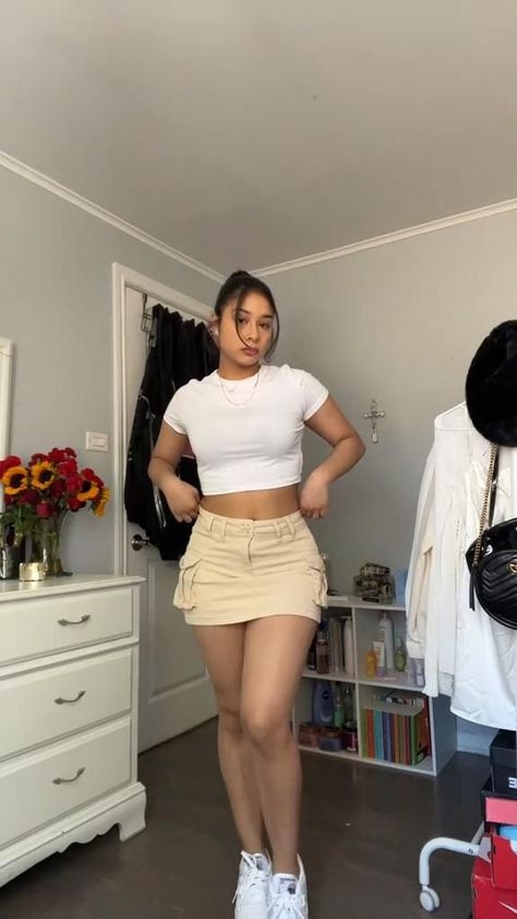 Outfits With Skirts And Sneakers, Mini Skirt And Sneakers Outfit, Cute Outfits With Skirts, Cargo Skirt Outfit Ideas, Short Denim Skirt Outfits, Skirt And Sneakers Outfit, Skirts And Sneakers, Cargo Skirt Outfit, Short Skirts Outfits