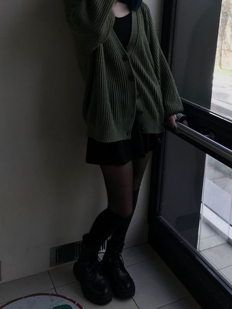 dark gothic Modern Goth Outfits Grunge, Simple Goth Outfits For School, Gothic Casual Outfits, Formal Grunge Outfits, Sweater Tights, V Model, Dark Outfits, Swaggy Outfits, Goth Outfits