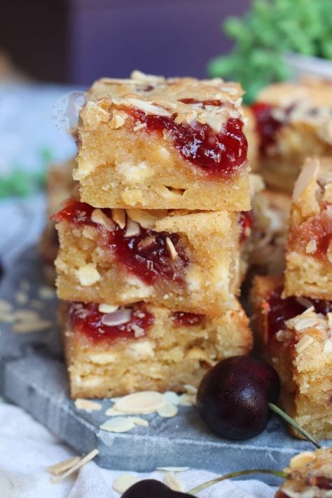 Bakewell Blondies, British Picnic, Baking Bars, Janes Patisserie, Tray Bake Recipes, School Cake, Bakewell Tart, Tray Bake, Sweet Cooking