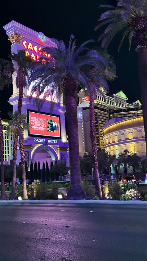 Vegas Snapchat Story, Las Vegas Aesthetic Night, Las Vegas At Night, Vegas At Night, Las Vegas Aesthetic, Las Vegas Luxury Hotels, Vegas Pools, Rich Rich, Las Vegas Luxury