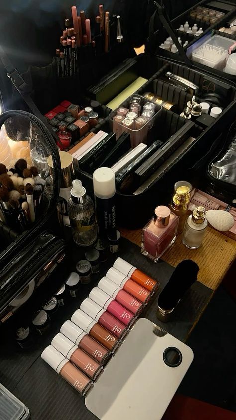 2025 Vision Board Makeup Artist, Professional Mua Kit, Makeup Artist Vanity, Make Up Artist Vision Board, Travel Makeup Artist, Makeup Artist Black Women, Makeup Artist Lifestyle, Makeup Artist Aesthetic Vision Board, Makeup Studio Aesthetic