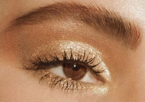 Greece Goddess Makeup, Golden Greek Goddess Costume, Glowy Golden Makeup, Ancient Greece Makeup Look, Goddess Makeup Aesthetic, Simple Goddess Makeup, Athena Goddess Makeup Look, Ethereal Goddess Aesthetic, Greek Goddess Makeup Look Simple