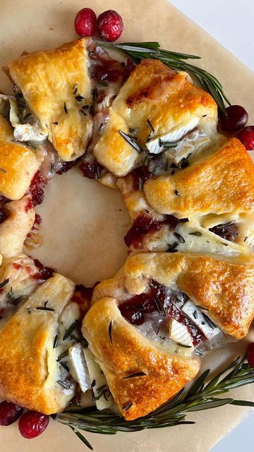 Brie Jelly Appetizer, Cranberry And Brie Wreath, Cranberry Brie Wreath, Baked Brie Wreath, Cranberry Brie Crescent Wreath, Brie Wreath, Crescent Roll Wreath Recipes, Christmas Brie Wreath, Cranberry And Brie Crescent Ring