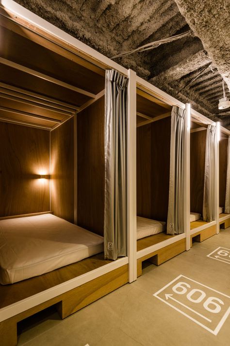 TOKYO- Owned by Space Design Inc., Bunka Hostel Tokyo – bunka is Japanese for ‘culture’ – occupies an old seven-storey building in the city’s historical Asakusa district. Luxury Hostel Bunk Bed, Bed Capsule Design, Hostel Beds Design, Backpackers Hostel Design, Dormitory Design, Locker Drawer, Architecture Japan, Dorm Beds, Dormitory Room