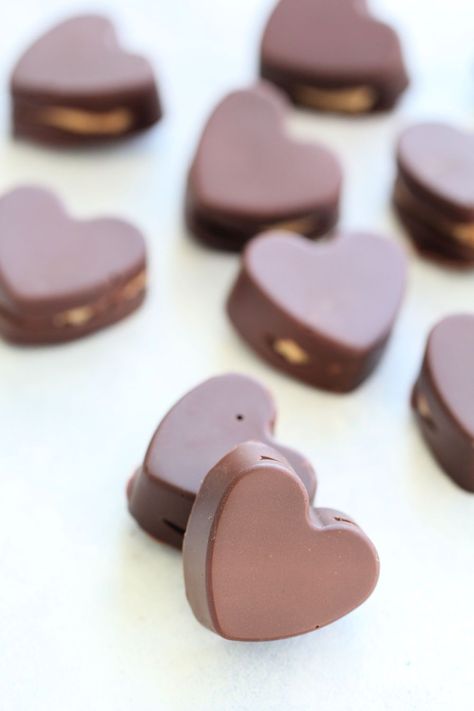 These Peanut Butter Chocolate Hearts make a super cute and easy Valentines treat. My favorite part is that it has a peanut butter filling! Reese’s Hearts, Chocolate Molds Recipe, Chocolate Hearts Candy, Filled Candy, Chocolate Candy Recipes, Easy Valentines, Six Sisters Stuff, Valentines Day Chocolates, Candy Recipes Homemade