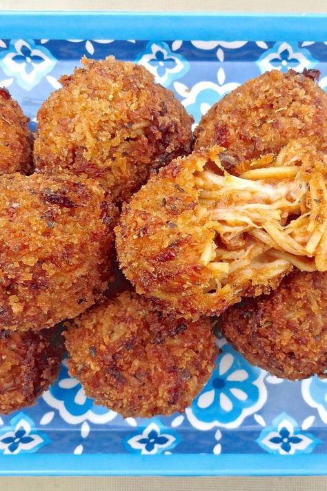 They Be Lovin' Dem Deep Fried Spaghetti Balls Deep Fried Pasta, Spaghetti Balls, Fried Balls, Fried Cheese Sticks, Bacon Cheese Fries, Fried Spaghetti, Chocolate Covered Bacon, Fried Pasta, Hot Dog Toppings