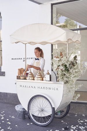 event cart Roda Gerobak, Foodtrucks Ideas, Mariana Hardwick, Gerobak Dorong, Delicious Ice Cream, Food Cart Design, Ice Cream Cart, Cafe Shop Design, Flower Cart