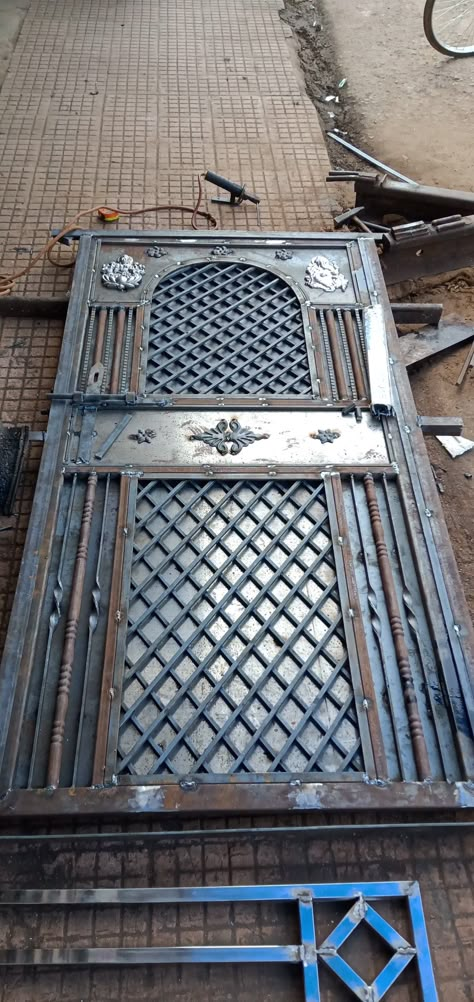 Dor Disain, Modern Steel Gate Design, Latest Gate Design, Pintu Ganda, Metal Gates Design, Exterior Door Designs, Window Grill Design Modern, House Front Door Design, Gate Wall Design