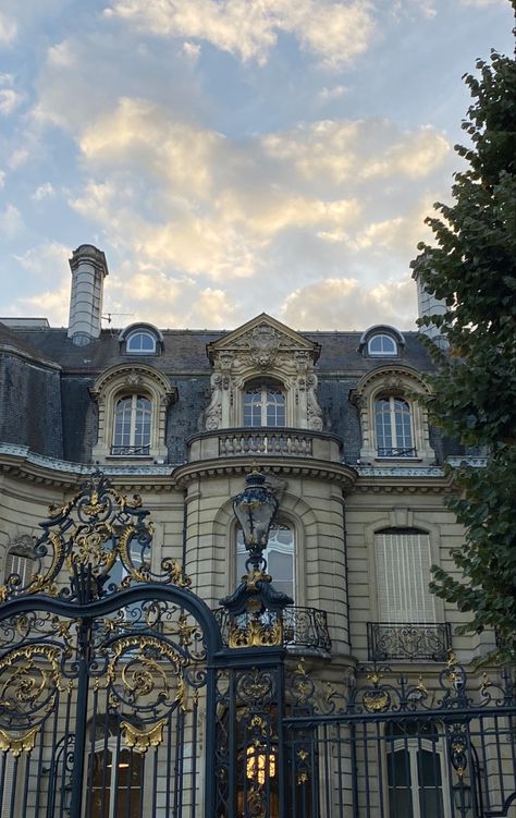 Mansion In Paris, Paris Mansion, London Mansion, Pretty Buildings, Huge Mansions, Mansion Exterior, Luxury Exterior, Paris Aesthetic, London Apartment