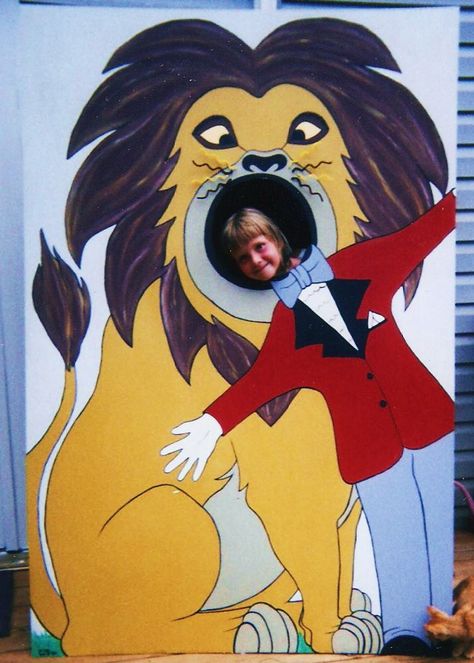 "Lion tamer" face cut out board-my daughter showing how it's done ;) Carnival Cutouts, Circus Images, Halloween Cutouts, Lion Photo, Circus Birthday Party Theme, Theme Carnaval, Vintage Circus Party, Carnival Birthday Party Theme, Circus Carnival Party