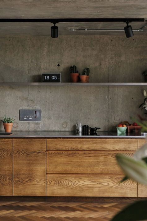 The sixth-floor modernist flat which lies in Ernö Goldfinger’s brutalist icon Trellick Tower has rough concrete panelled walls and ceilings, original steel doorframes and architrave light switches, and new oak parquet and kitchen furniture, which form its limited material palette.  #brutalist #concrete #interiors #interiorinspiration #design #architecture #property   Photography: c/o The Modern House Industrial Interior Kitchen, Trellick Tower, Concrete Interiors, Industrial Kitchen Design, Concrete Home, Concrete Kitchen, Kitchen Sets, Kitchen Layout, Home Decor Kitchen