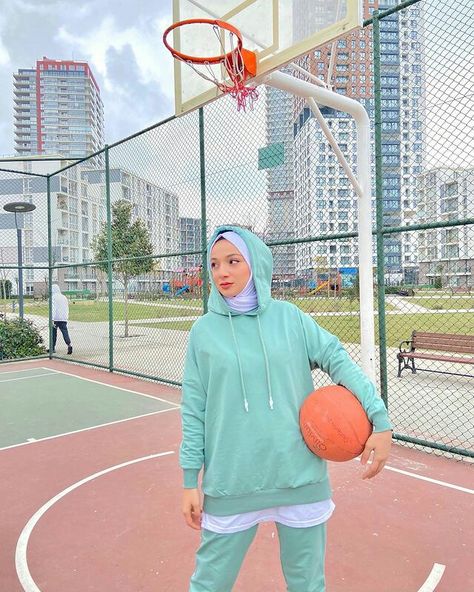 Ootd Basketball Hijab, Hijab Basketball Outfit, Hijabi Basketball, Hijab Sport Outfit, Hijab Street Fashion, Photo Basketball, Sports Hijab, Simple Hijab Tutorial, Head Scarf Styles