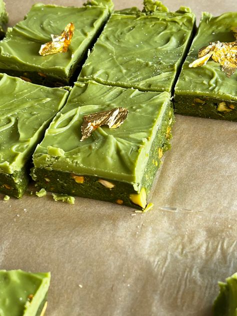 Super Easy No Bake Matcha Brownies Recipe by Kat Lieu Asian Baking, Matcha Baking, Matcha Brownies, Green Tea Cake, Green Snacks, Green Desserts, Super Easy Desserts, Matcha Dessert, Vegan White Chocolate