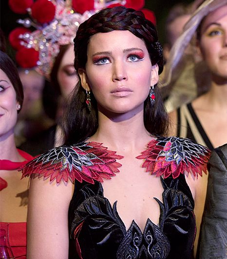 Katniss in the party of the victory tour. Hunger Games Makeup, Fire Costume, Hunger Games Fashion, Hunger Games Movies, The Hunger Games Catching Fire, Katniss And Peeta, Hunger Games Series, Hunger Games Catching Fire, Hunger Games Trilogy