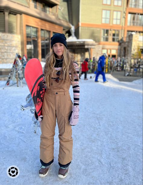 Snowboard style winter snow outfit ideas Snowboarding Style Women, Patagonia Ski Outfit, Japanese Snowboard Fashion, Cute Snowboard Outfits, Women’s Snowboard Outfit, Snowboard Fashion Women, Outdoor Skating Outfit Winter, Ski Bib Outfits For Women, Snowboard Style Womens