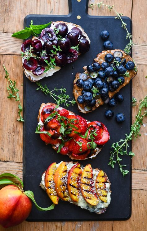 Fruit On Toast, Breakfast Tartine, Breakfast Fruit Ideas, Fancy Brunch Ideas, Tartine Recipes, Fruit Salad Breakfast, Summer Breakfast Ideas, Cafe Items, Toast Restaurant