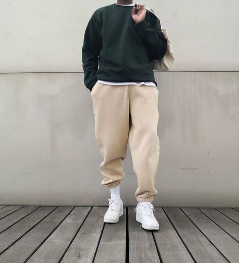 Cream Sweatpants Outfit, Beige Sweatpants Outfits, Sweats Outfit Men, Hoodies Outfit Men, Outfits With Sweatpants, Beige Hoodies, Trousers Outfit Men, Beige Sweatpants, Boys Aesthetic Outfits