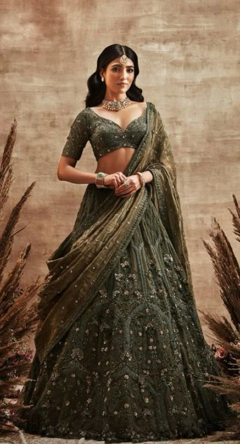 Bridal Lehenga Green, Lehenga Green, Indian Fits, Bridal Lengha, Reception Lehenga, Indian Outfits Lehenga, Traditional Blouse Designs, Lehenga Designs Simple, Taking A Picture