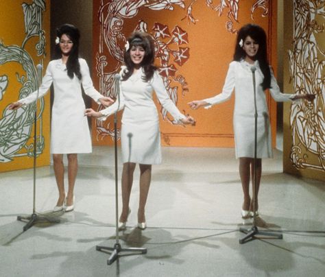 The Ronettes 70s Singers, 50s Music, Ronnie Spector, 60s Girl, The Ronettes, 1960s Music, Mod Girl, 60s Music, Old School Music