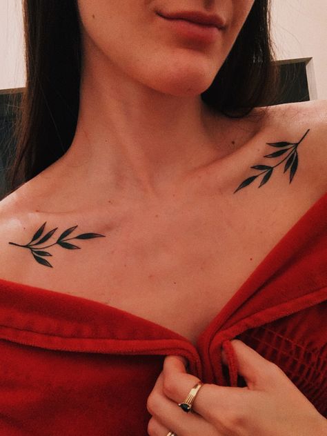 Earthy Collarbone Tattoos, Traditional Clavicle Tattoo, Womens Collarbone Tattoo, Traditional Collar Bone Tattoo Women, Botanical Collar Bone Tattoo, Leaf Tattoo Collar Bone, Leaves On Collar Bone Tattoo, Matching Collar Bone Tattoos, Leaves Collar Bone Tattoo