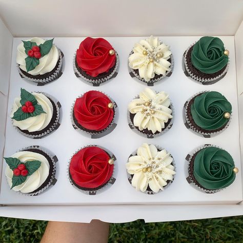 Red Velvet Cupcakes Christmas, Emerald Cupcakes, Christmas Cupcake Decorating Ideas, Cupcakes For Thanksgiving, Cupcakes To Go, Winter Cupcakes, Mini Christmas Cakes, Christmas Cupcakes Recipes, Christmas Cupcakes Decoration