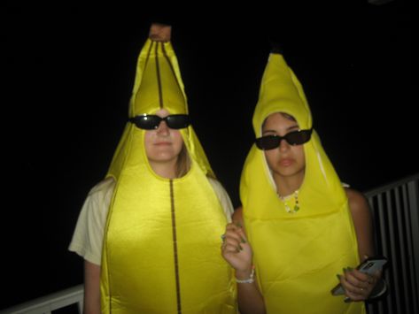 Banana Suit Costume, Banana Costume Aesthetic, Banana Costume Women, Halloween Ideas 2 People, Funny Costume Ideas For 2 Friends, Partner Costume Ideas, Duo Halloween Costumes Bff Funny, Duos Costume Ideas, Anime Duo Costumes