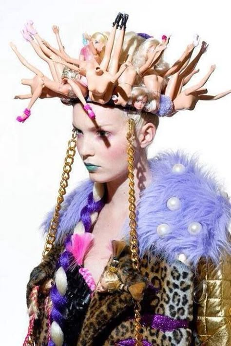 Olè Crazy Hats, Weird Fashion, Avant Garde Fashion, Borderlands, Barbie World, Costume Design, Festival Outfits, Headdress, Kitsch