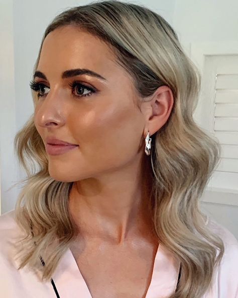 Jody Callan Hair | Soft waves 🤍 Loving my bridesmaids hairstyles for 2021 makes my heart so happy 🤍🤍 Blessed to create styles on the most beautiful woman… | Instagram Mid Length Soft Waves, Mid Length Down Wedding Hair, Bridesmaid Hair Soft Waves, Mid Length Bridal Hairstyles, Wavy Bridesmaid Hair Medium, Short Curled Bridal Hair, Soft Glam Waves Medium Hair, Wedding Curls Medium Length, Medium Length Hair Wedding Styles Down