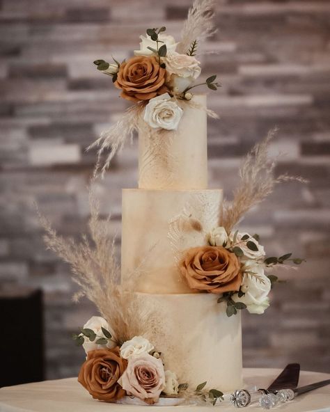 Bohemian Cake Wedding, Brown Theme Wedding Cake, Boho 3 Tier Wedding Cake, Off White Wedding Cake, Boho Cake Decor, Boho Style Wedding Cake, Wedding Cake Designs Boho, Brown Wedding Cake Ideas, Boho Cake Decorating Ideas