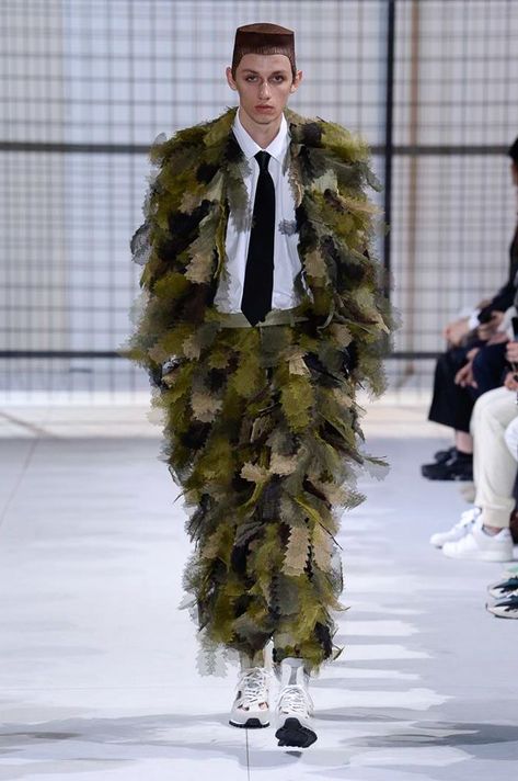 Comme des Garçons Homme Plus Spring 2019 Menswear Paris Collection - Vogue Virgil Abloh Fashion, Comme Des Garcons Menswear, Rei Kawakubo Comme Des Garcons, Comme Des Garcons Men, Camouflage Fashion, Fashion Week 2018, Rei Kawakubo, Mens Fashion Week, Menswear Collection