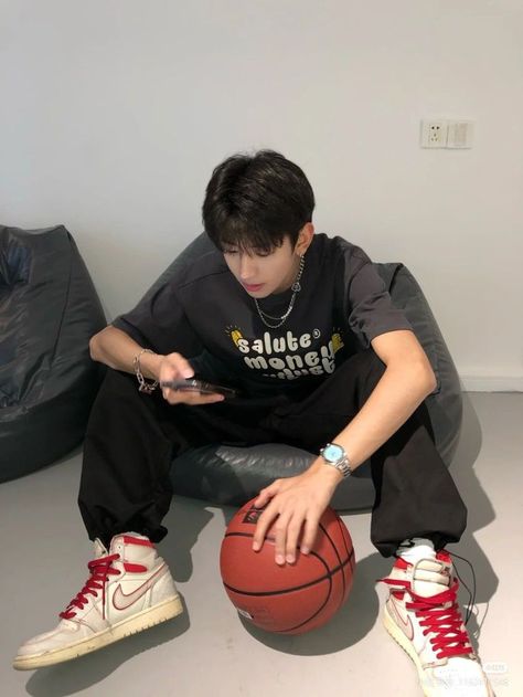 Basketball Player Boyfriend, Muka Lelaki, Haikyuu Cosplay, Rpw Boy, Fake Boyfriend, Boyfriend Pranks Pictures, Happy Music Video, Song Wei Long, Grunge Boy